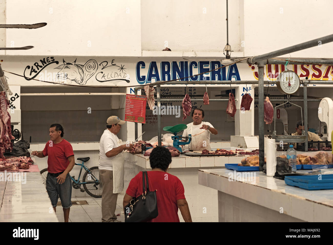 Butcher nel Mercado Ignacio Manuel Altamirano, Chetumal, Messico Foto Stock