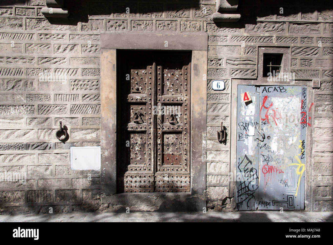 Porta Medioevale con Graffiti, Firenze, Italia Foto Stock
