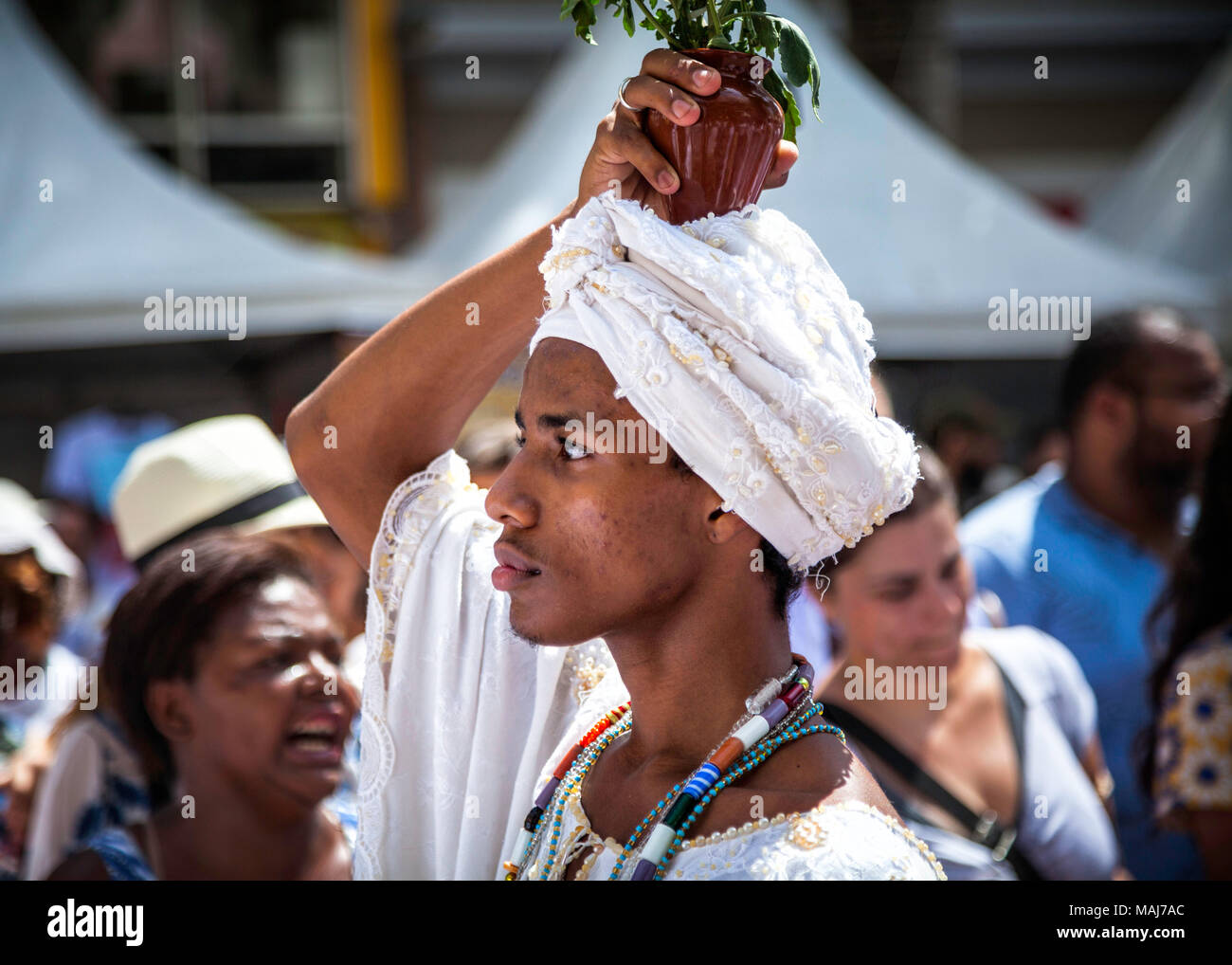 Campinas SP, Brasile - 1 Aprile 2018: practicioners di afro-brasiliano religioni eseguire una purificazione rituale durante le cerimonie pasquali Foto Stock