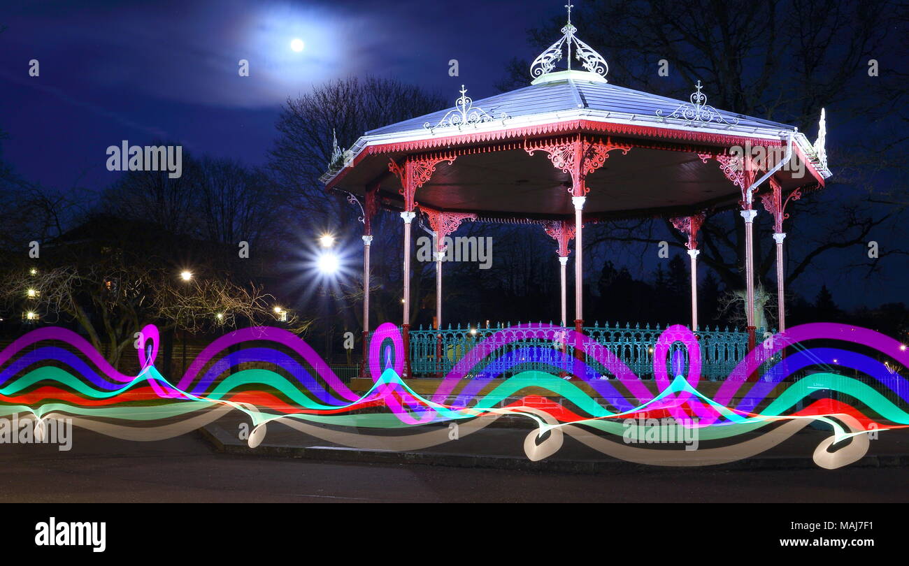 Pittura al chiaro di luna,bandstand dipinta con un leggero strumento di pittura Foto Stock