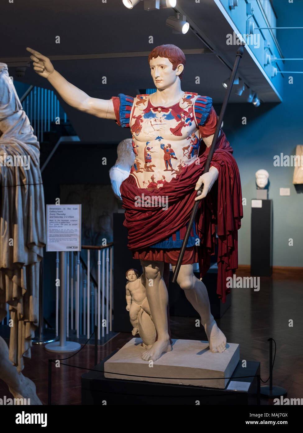 Oxford. In Inghilterra. Dipinto di calco in gesso copia della statua dell'imperatore romano Augusto di Prima Porta. Ashmolean Museum. In questa ricostruzione orig Foto Stock
