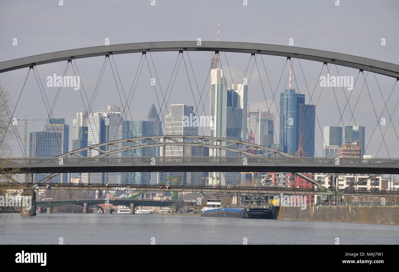 Skyline di Francoforte durante il bel tempo, Hessen, Germania Foto Stock