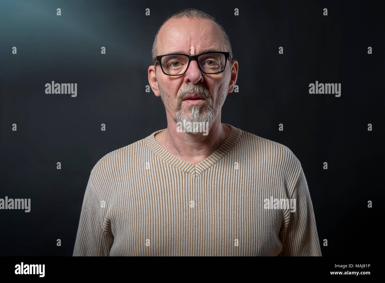 Ritratto di un uomo vecchio con la barba grigia e bicchieri Foto Stock