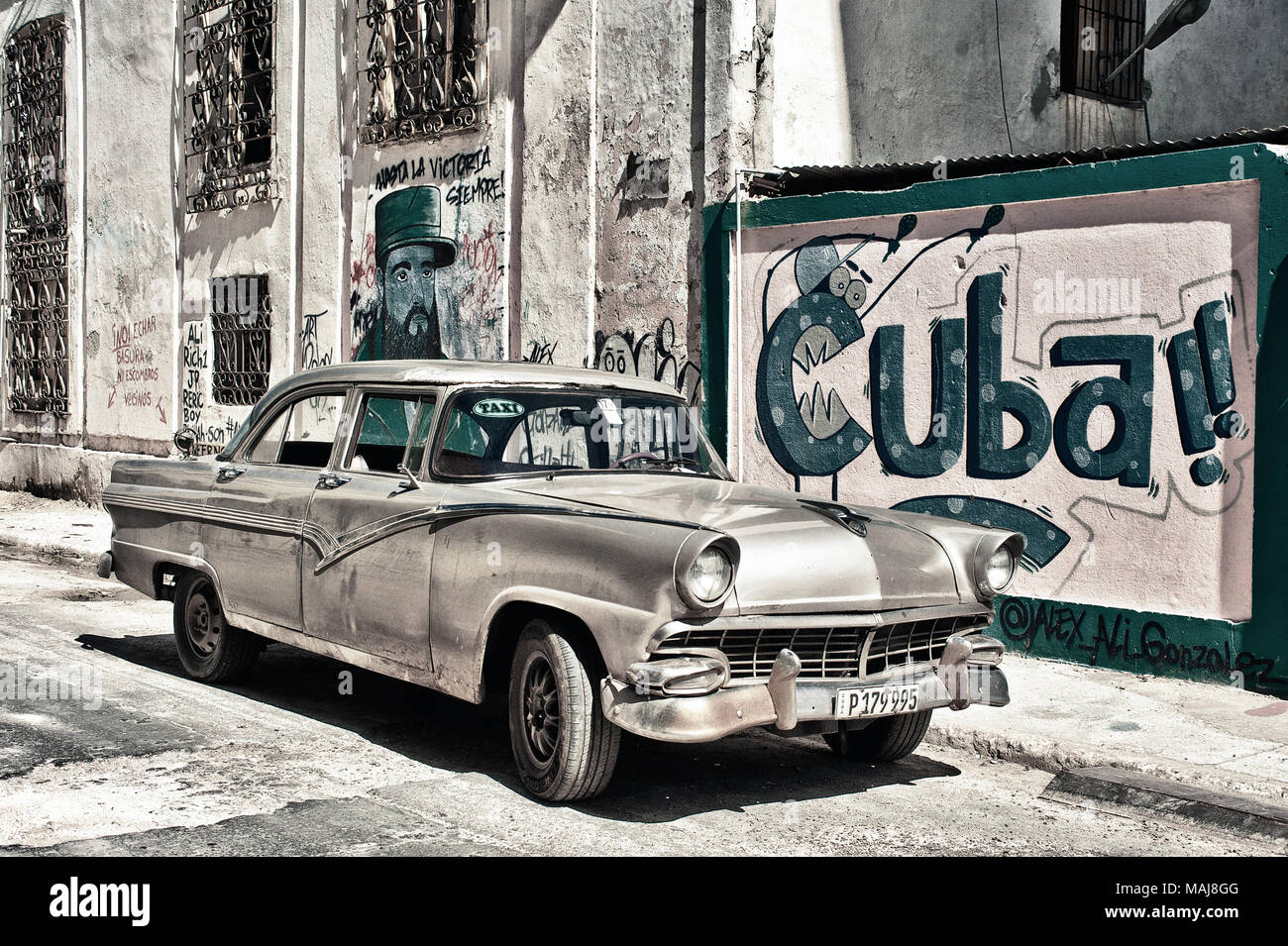 L'Avana, Cuba- Marzo 15, 2018: vecchia auto per le strade di l'Avana con le pareti dipinte con la propaganda cubana Foto Stock