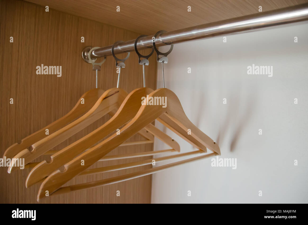 I portabiti in legno su asta appendiabiti Foto Stock