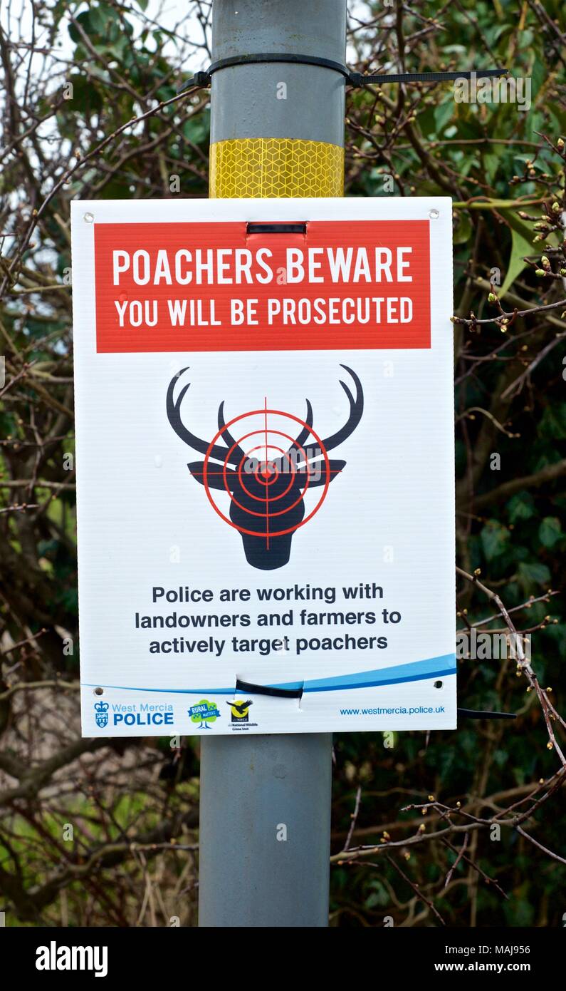 Anti bracconaggio cervi segni di campagna in Shropshire campagna, chiedendo al pubblico di relazione di cervi e di caccia a ovest di polizia mercia Foto Stock
