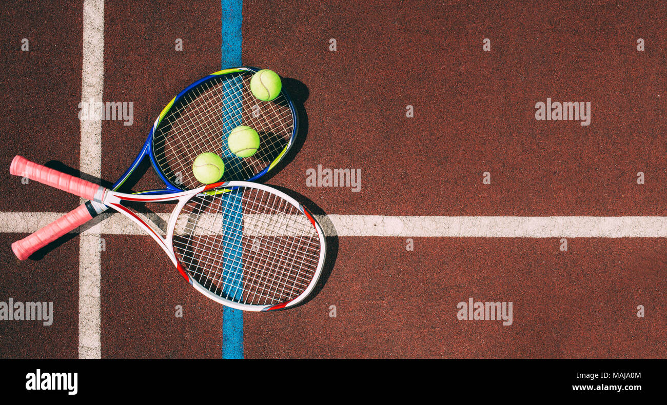 Palle da tennis con la racchetta in campo da tennis Foto Stock