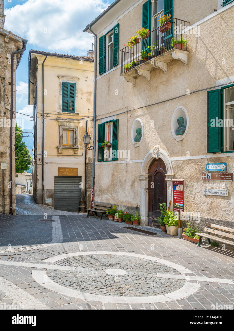 Vista panoramica a Caramanico Terme, comune in provincia di Pescara nella regione Abruzzo d'Italia. Foto Stock