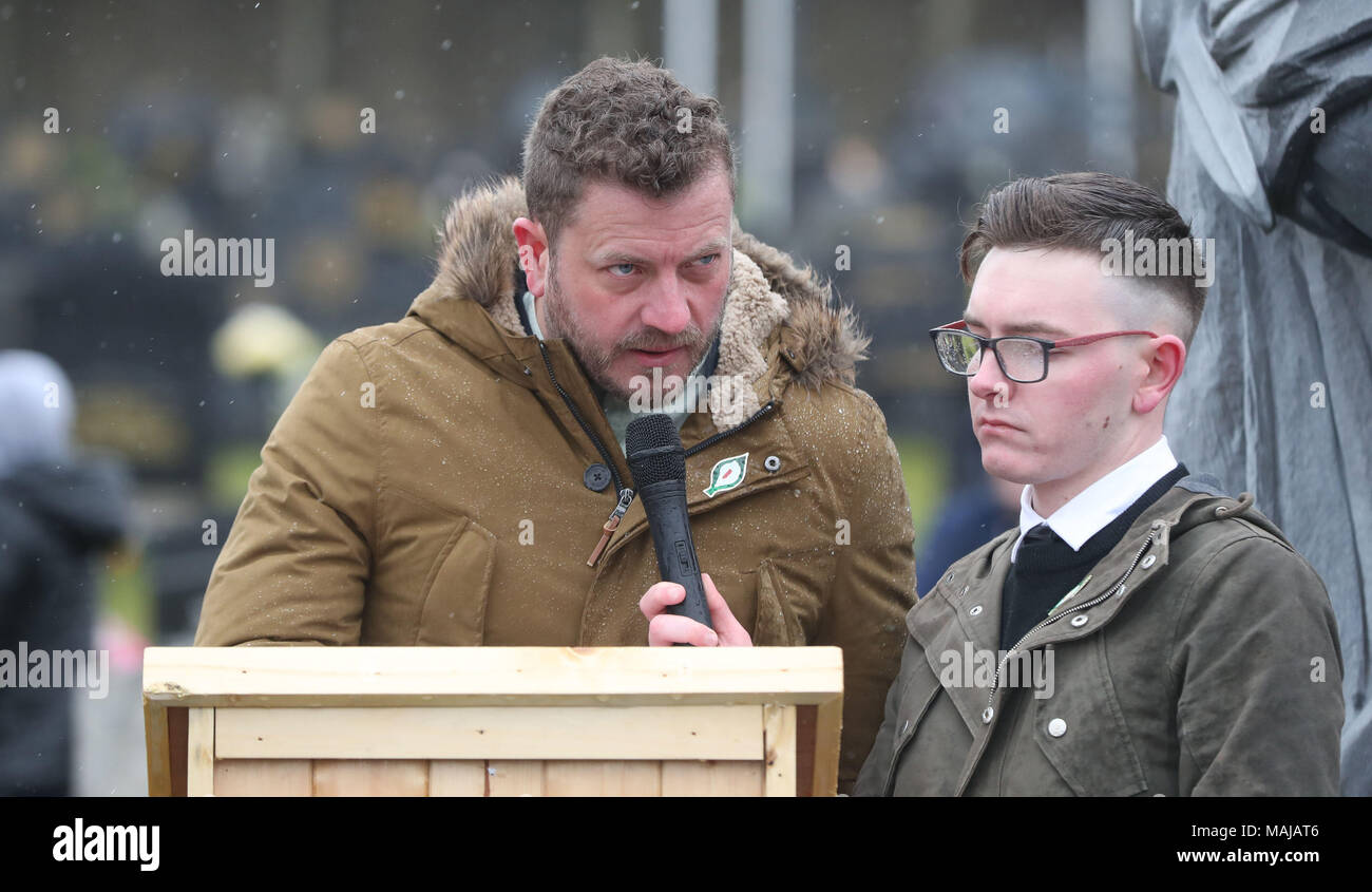 Ex prigioniero repubblicano Stephen Murney (sinistra) dà l'Orazione a Pasqua la commemorazione al Cimitero di Creggan a Derry nell'Irlanda del Nord. Foto Stock