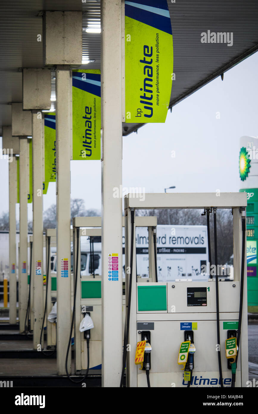 Una stazione di benzina all'interno di una stazione di servizio autostradale dieasel vendita e combustibili benzina Foto Stock