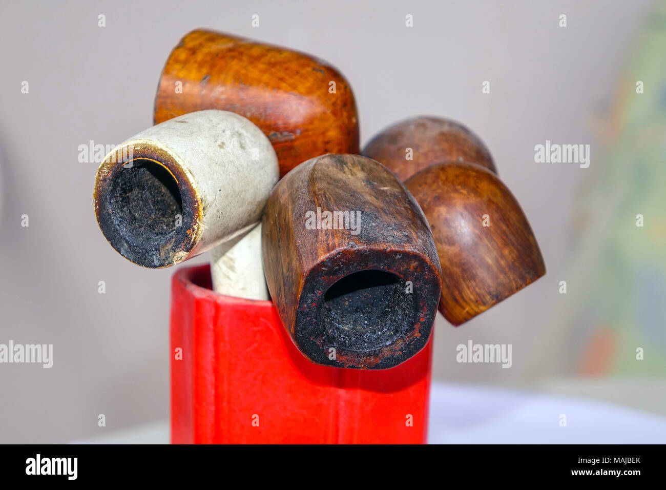 Una raccolta di legno usato pipe in un contenitore Foto Stock