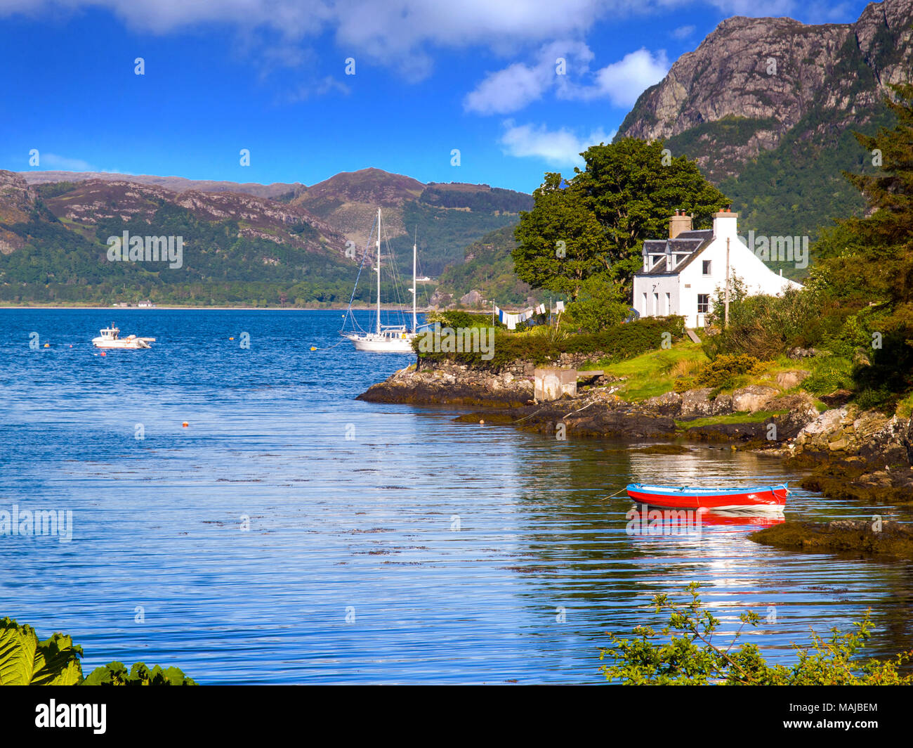 Barche e un cottage, Plockton sulla costa ovest della Scozia Foto Stock