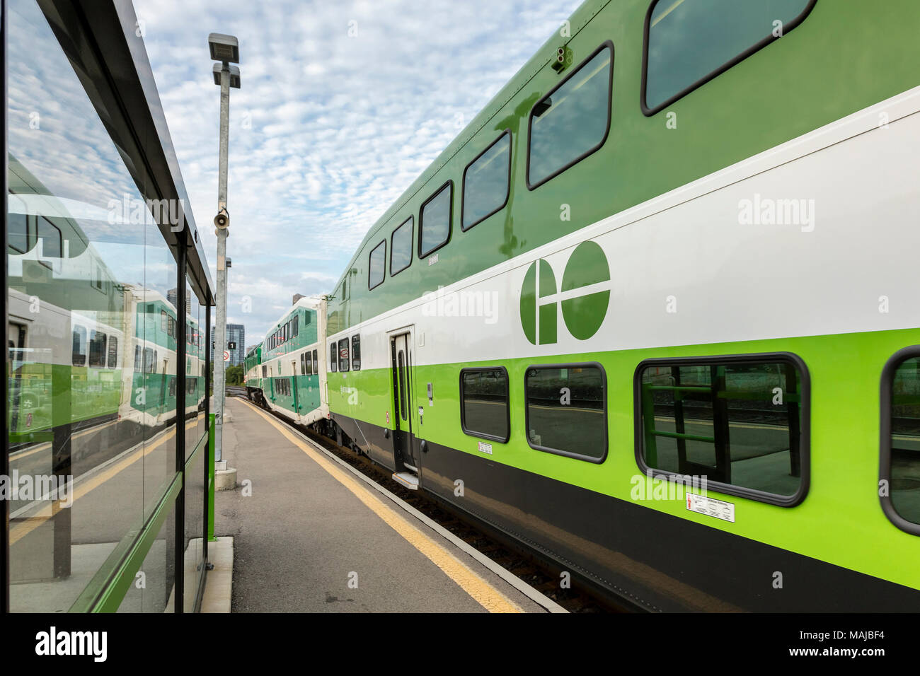 La foto di un andare con il treno alla stazione di West Toronto. Foto Stock