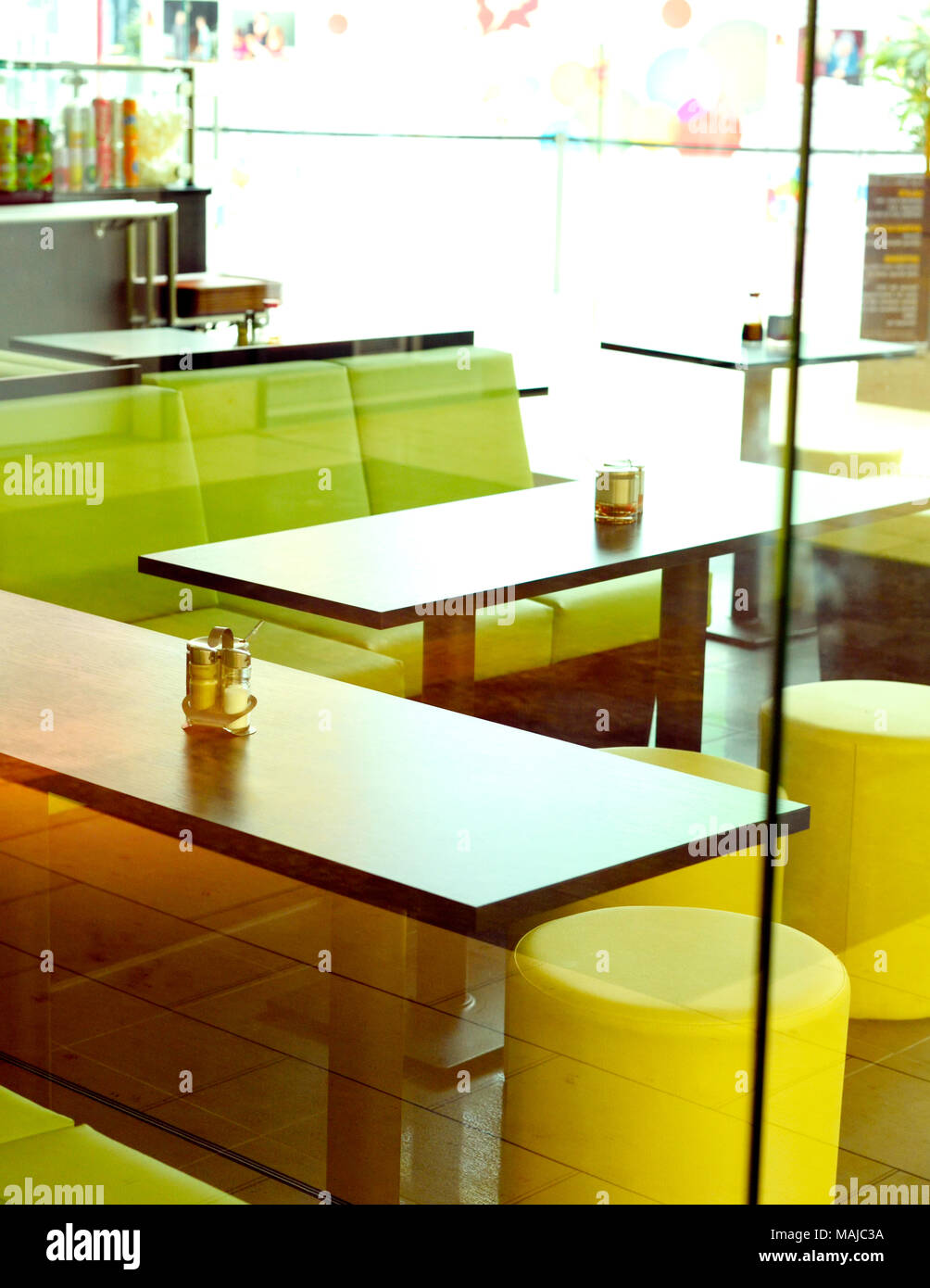 Un ristorante fast food, view all'interno di un ristorante di design da esterno. Vista attraverso una finestra all'interno di un ristorante, sedi vuote. Foto Stock