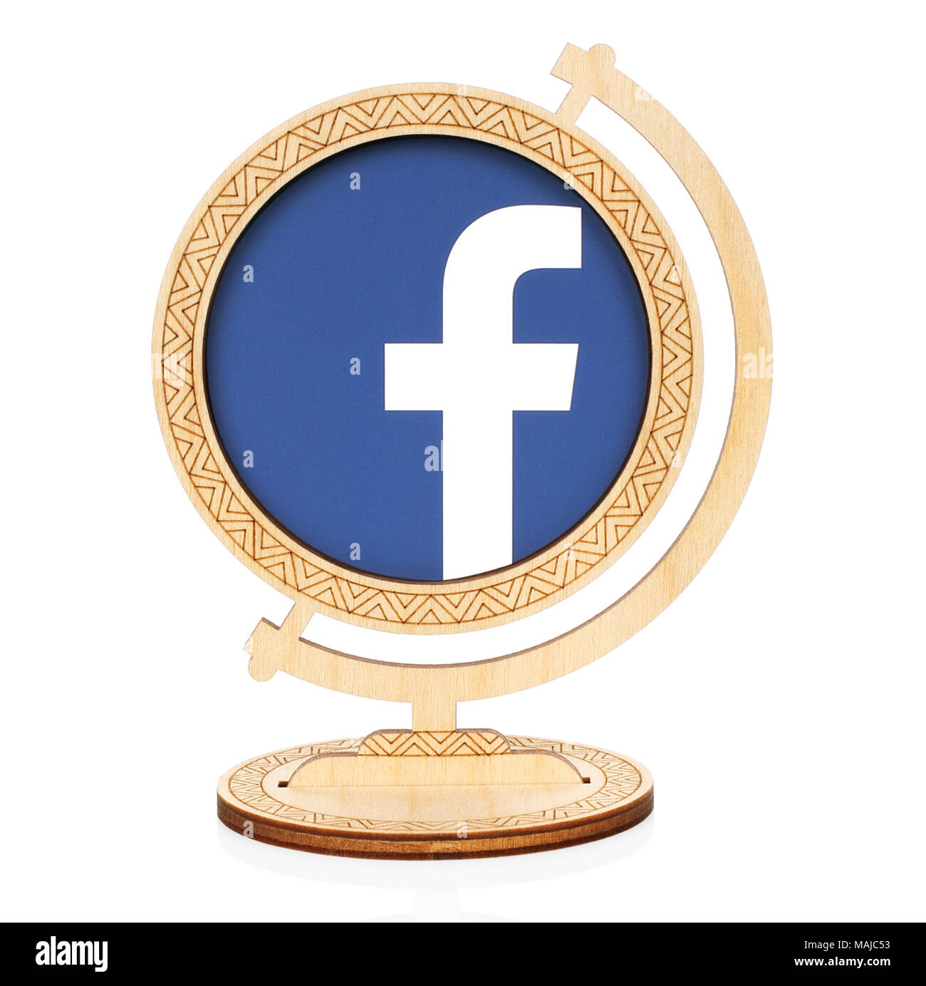 Kiev, Ucraina - 01 Novembre 2017: Facebook cerchio icona stampata su carta e collocato nel globo di legno su sfondo bianco. Facebook è un ben noto in modo Foto Stock