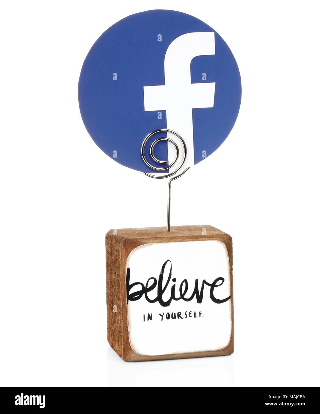 Kiev, Ucraina - 15 Gennaio 2018: Facebook icona stampata su carta e posto sulla pubblicità cubo su sfondo bianco Foto Stock