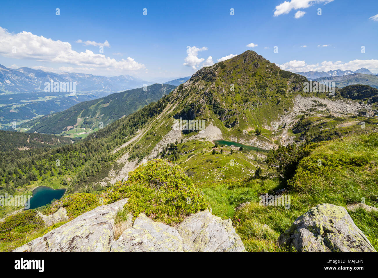 Vista dal Monte Rippetegg al vertice della montagna e di Schober laghi blu Mittersee/Spiegelsee e Untersee in Stiria, Austria Foto Stock