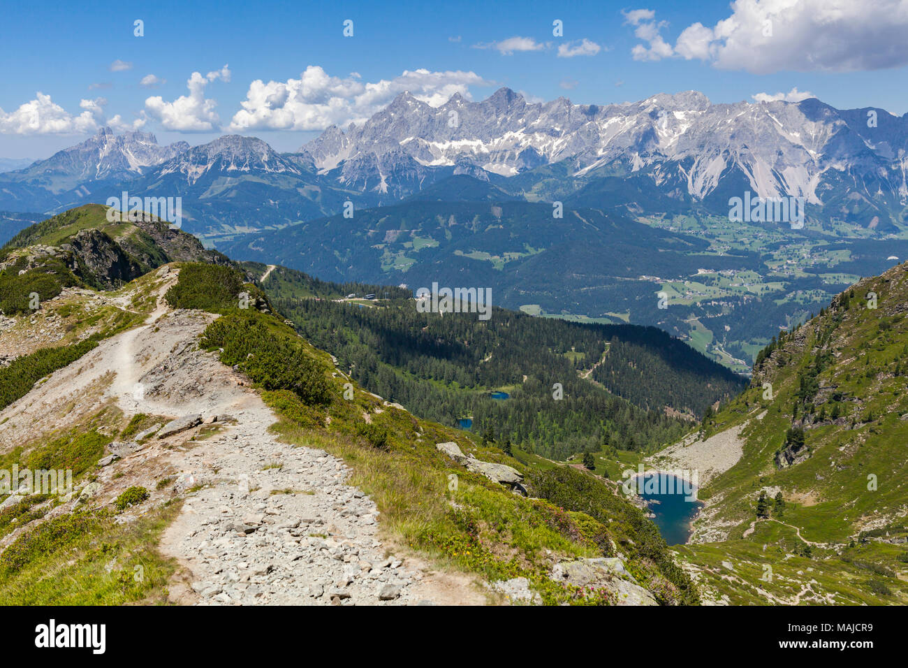 Sentiero escursionistico dalla montagna di Gasselhoehe Rippetegg con vista aerea di laghi blu e distante la gamma della montagna Dachstein Foto Stock