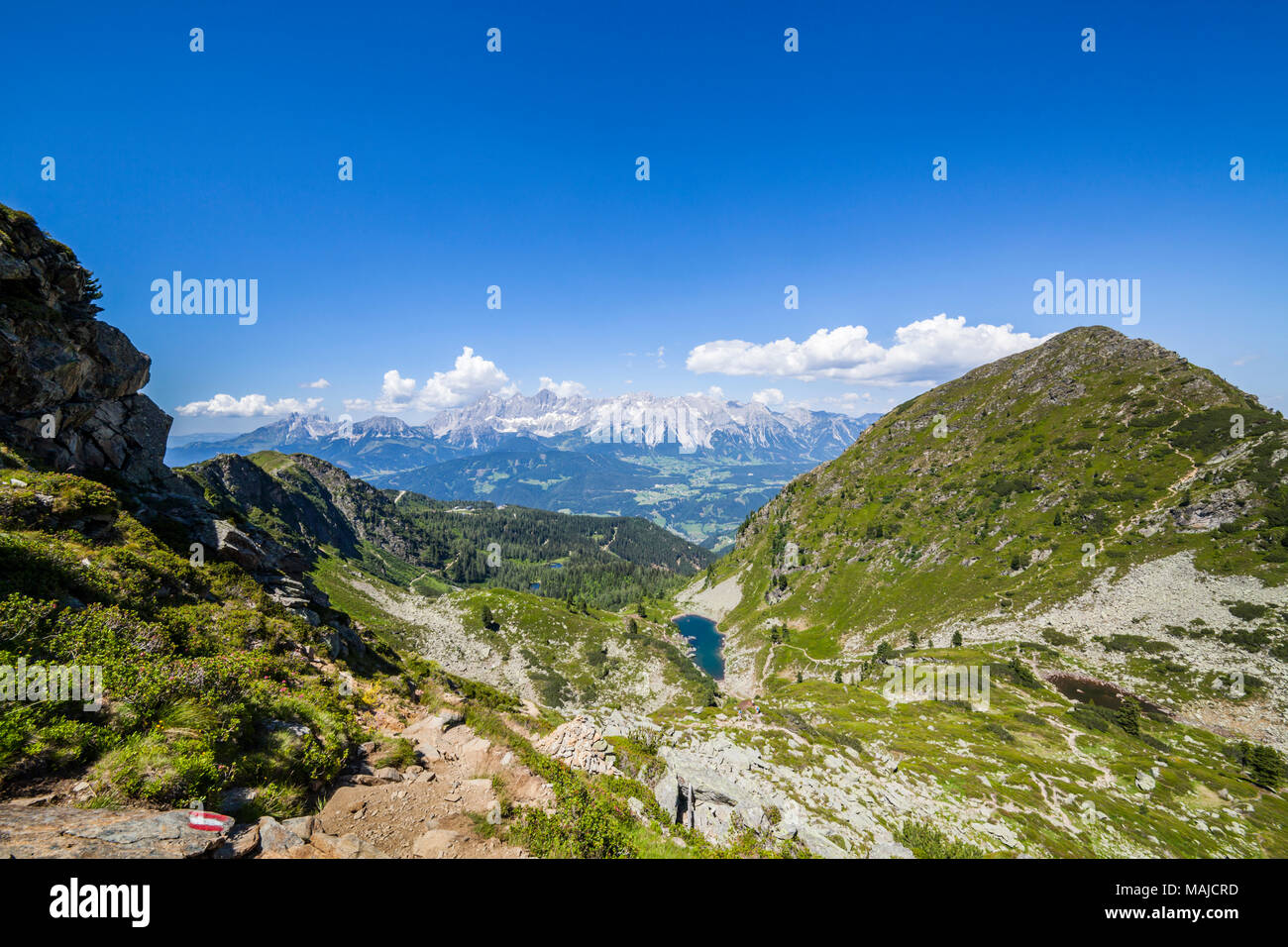 Vista dal Monte Rippetegg al blu del lago Spiegelsee Mittersee e il vertice di Schober e distante monte Dachstein in Austria Foto Stock