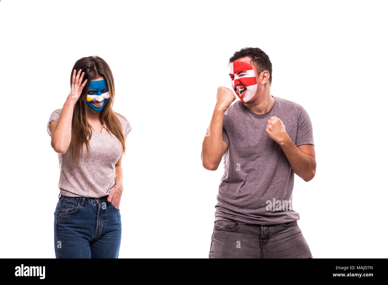 Felice tifoso della Croazia celebrare la vittoria su sconvolto tifoso di Argentina con la faccia dipinta isolato su bianco Foto Stock