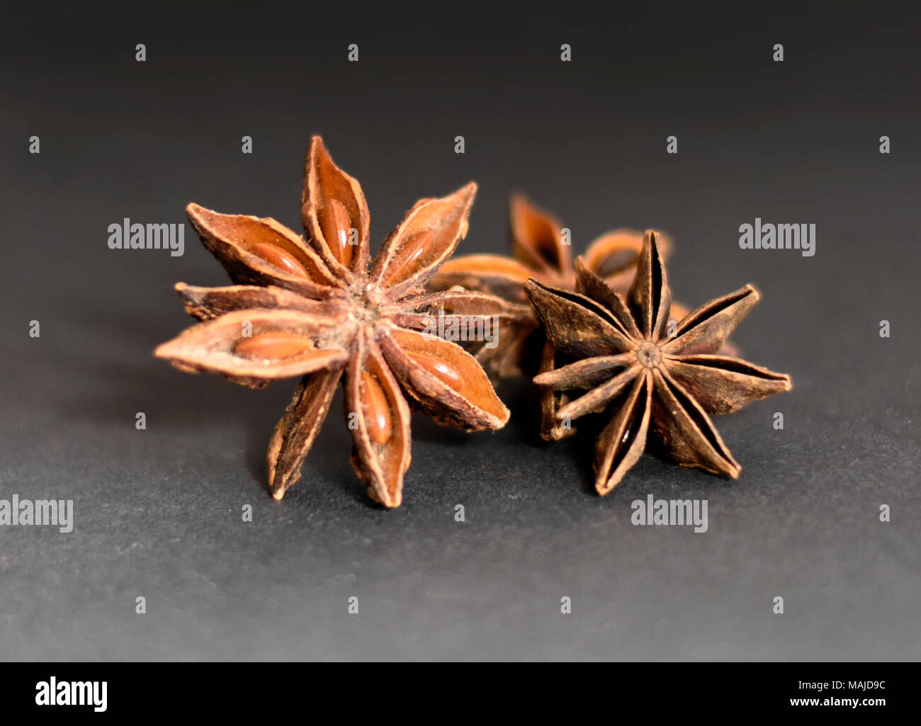 Natale spezie su uno sfondo nero. Natale o avvento la cottura con secchi di anice stellato. Foto Stock