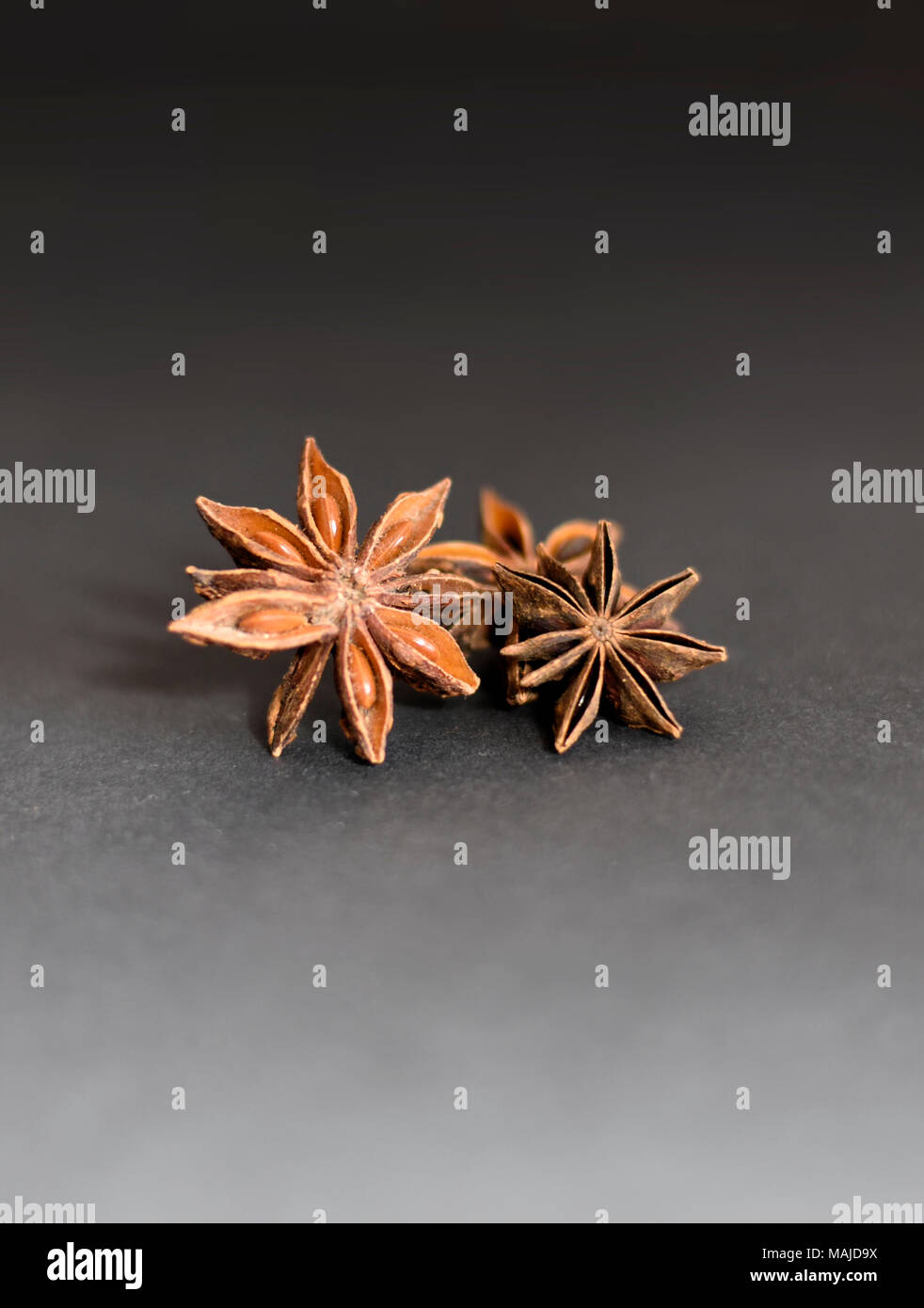 Natale spezie su uno sfondo nero. Natale o avvento la cottura con secchi di anice stellato. Foto Stock