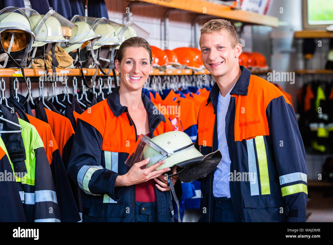 I vigili del fuoco prima della operazione successiva Foto Stock