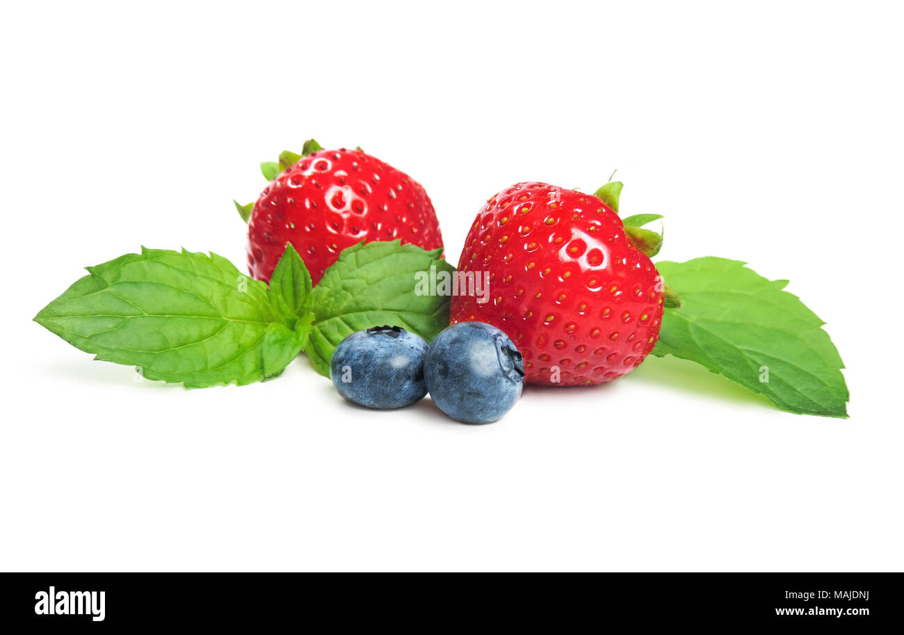 Freschi frutti di bosco, isolato su sfondo bianco. Fragole mature e mirtilli con foglia di menta, decorazioni di frutta. Foto Stock