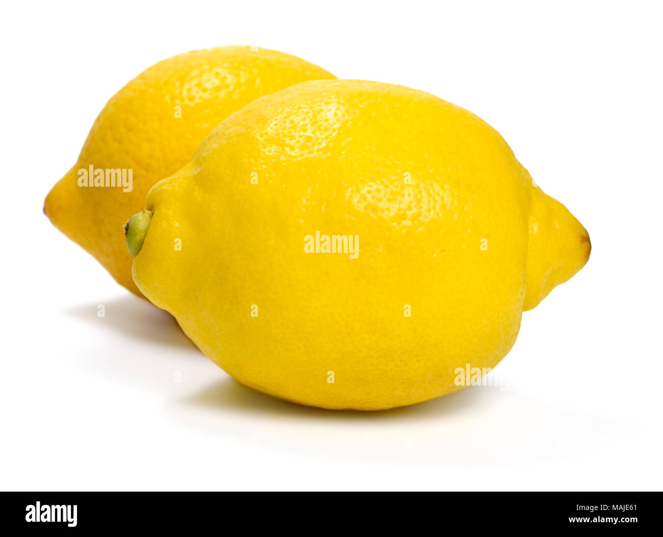 Limoni freschi, isolato su sfondo bianco. Disposizione di ripe di agrumi. Foto Stock