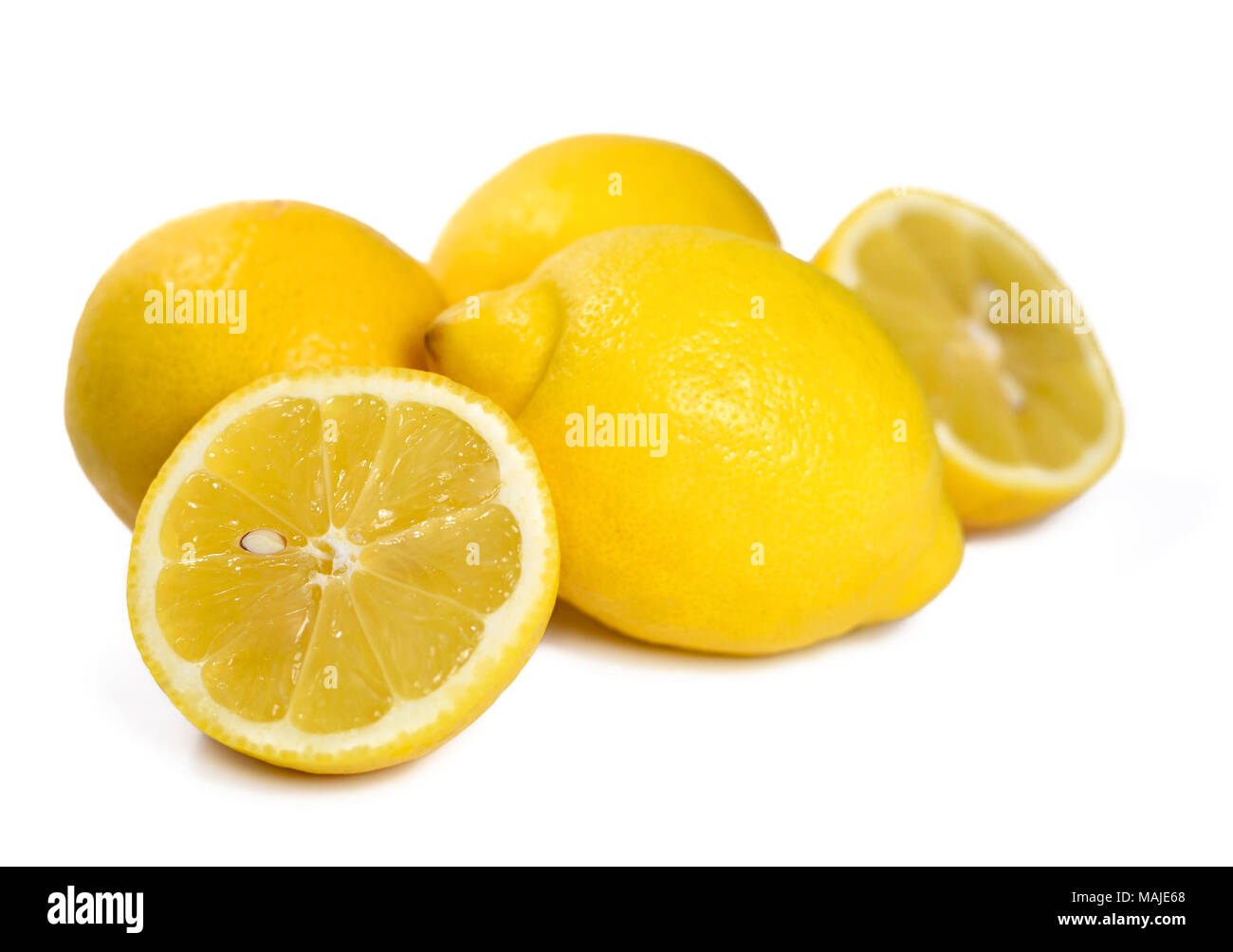 Limoni freschi, isolato su sfondo bianco. Disposizione di ripe di agrumi. Foto Stock