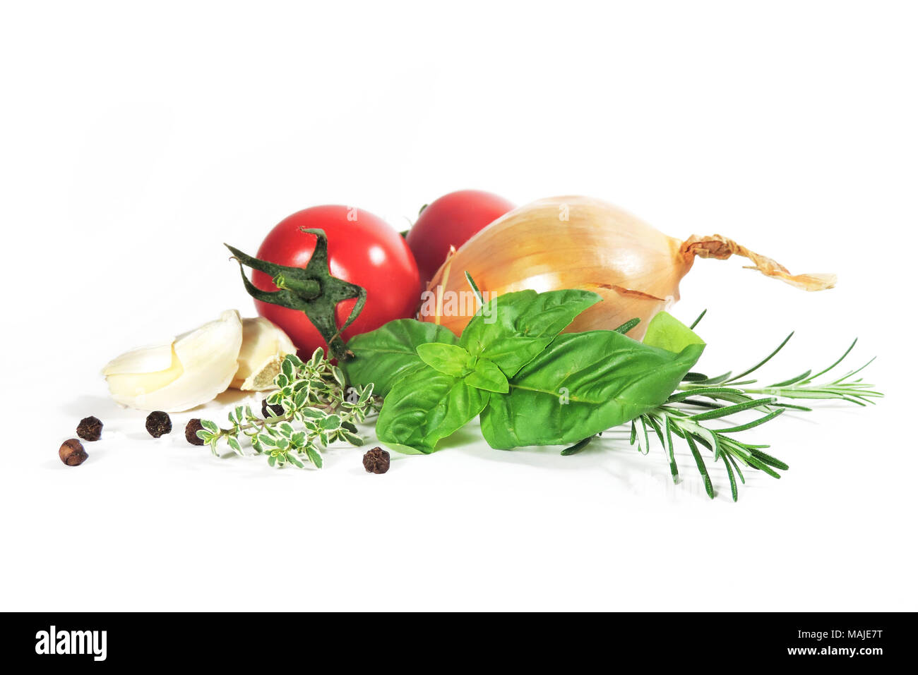 Fresco di cottura Ingredienti, isolato su sfondo bianco. Pomodoro, Aglio, cipolla, rosmarino, timo e il pepe nero in grani, la disposizione delle verdure. Foto Stock