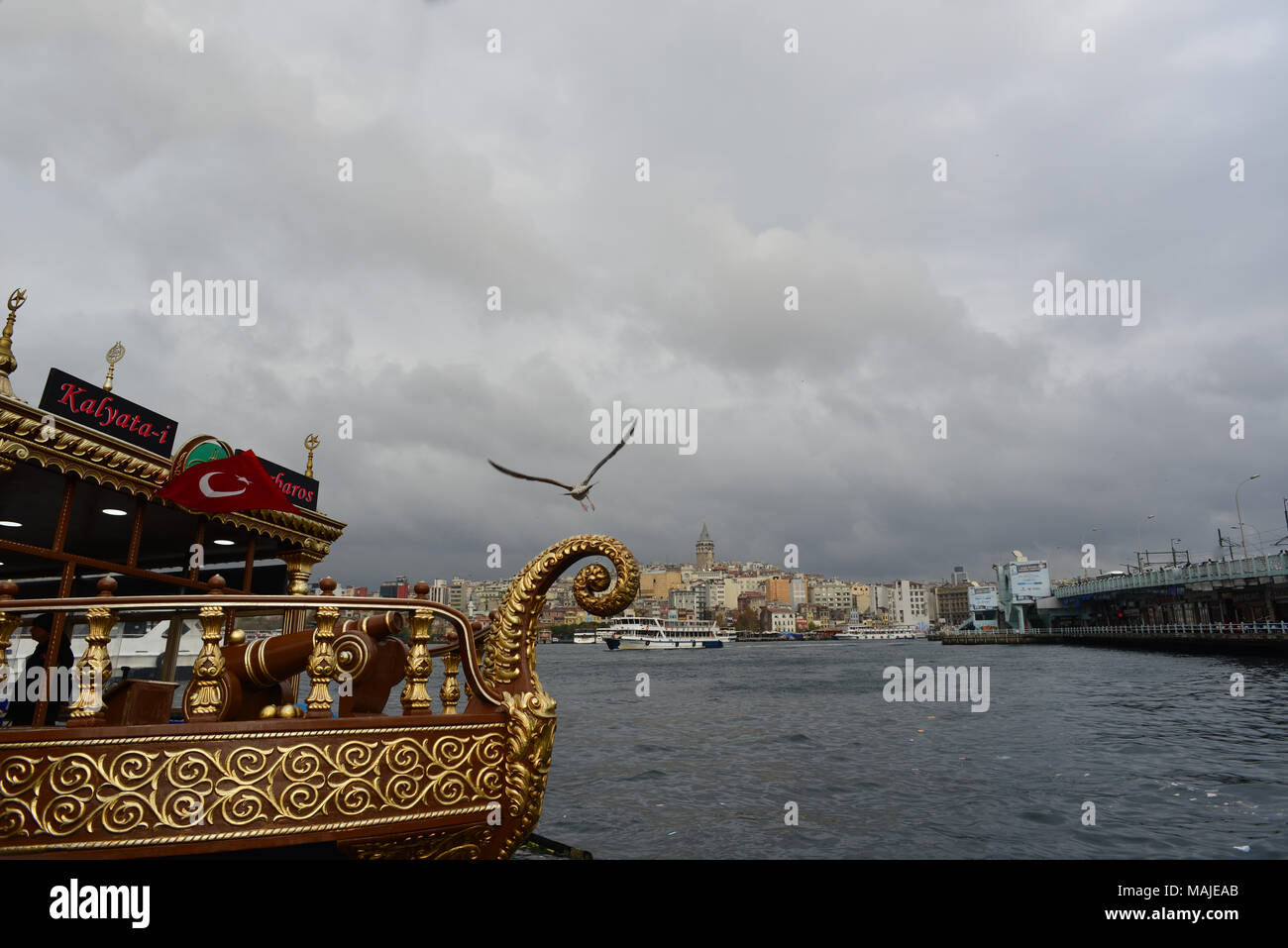 Una vista del Golden Horn stretto, Istanbul. Con la Torre di Galata in cima alla collina a backstage Foto Stock