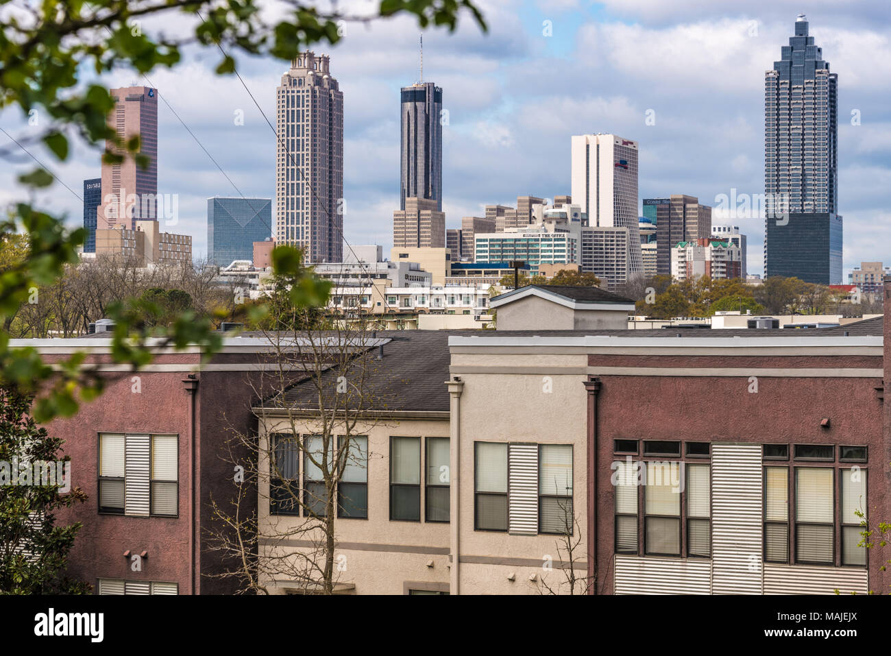 Atlanta, Georgia skyline al di là di urban area residenziale sul lato est della città. (USA) Foto Stock