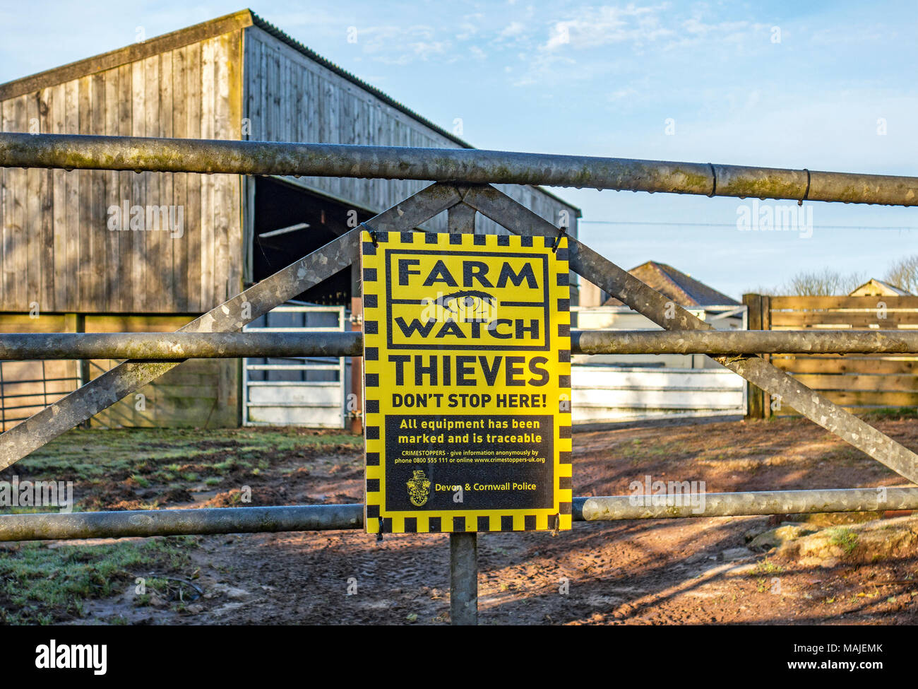 Agriturismo watch, farmwatch poster segno di avvertimento su un cortile cancello in Cornovaglia, Inghilterra, Regno Unito. Foto Stock