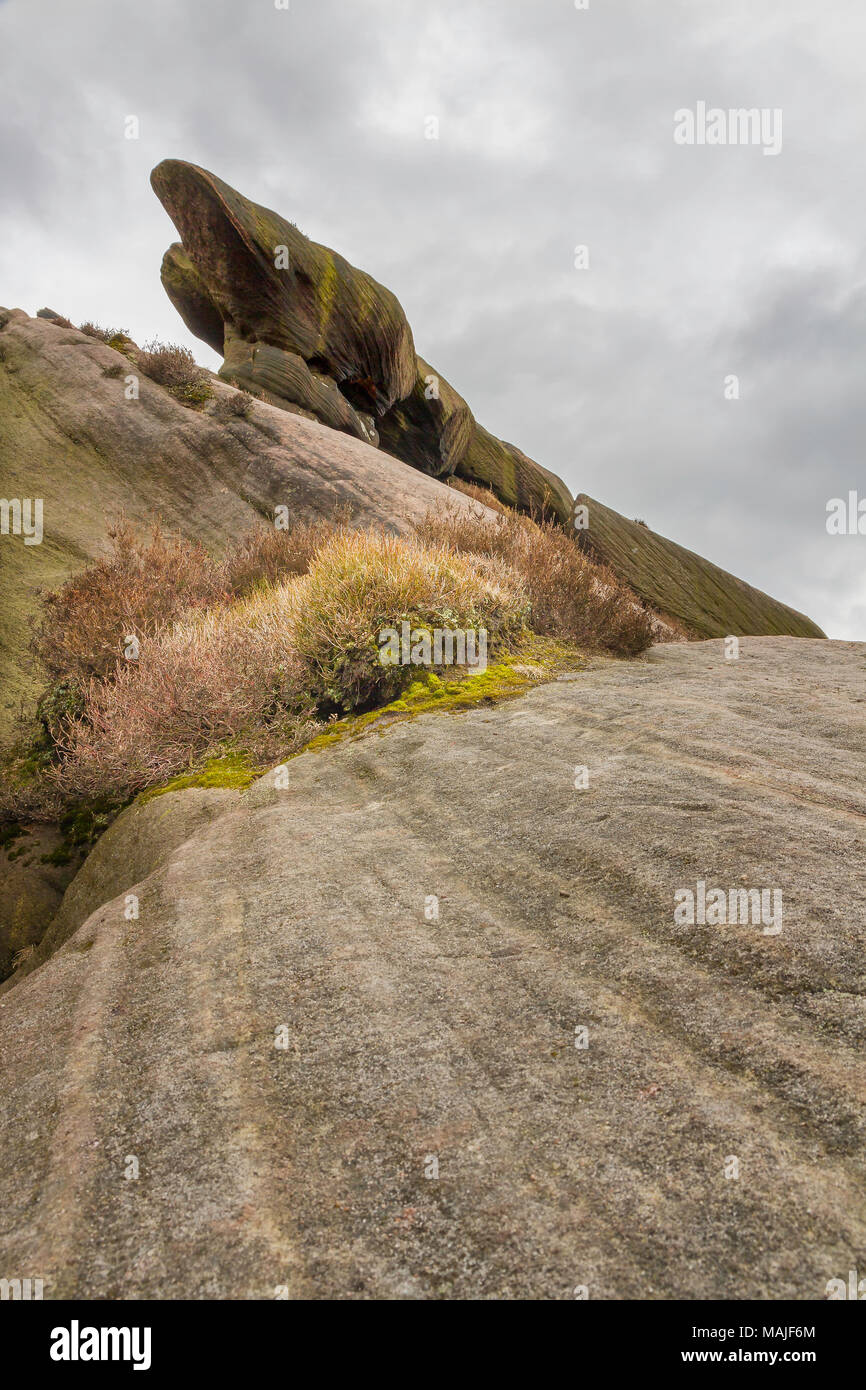 Le formazioni rocciose sul scarafaggi in Peak District Foto Stock