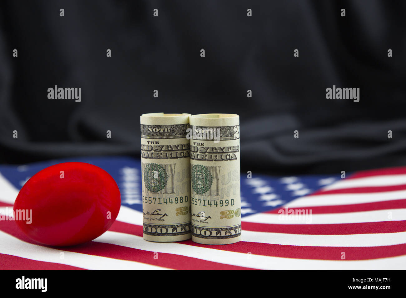 Cautionary red nest uovo collocato con la moneta americana riflette le attività commerciali e gli investimenti dei rischi insiti nella politica americana si sposta in questioni tra cui ta Foto Stock