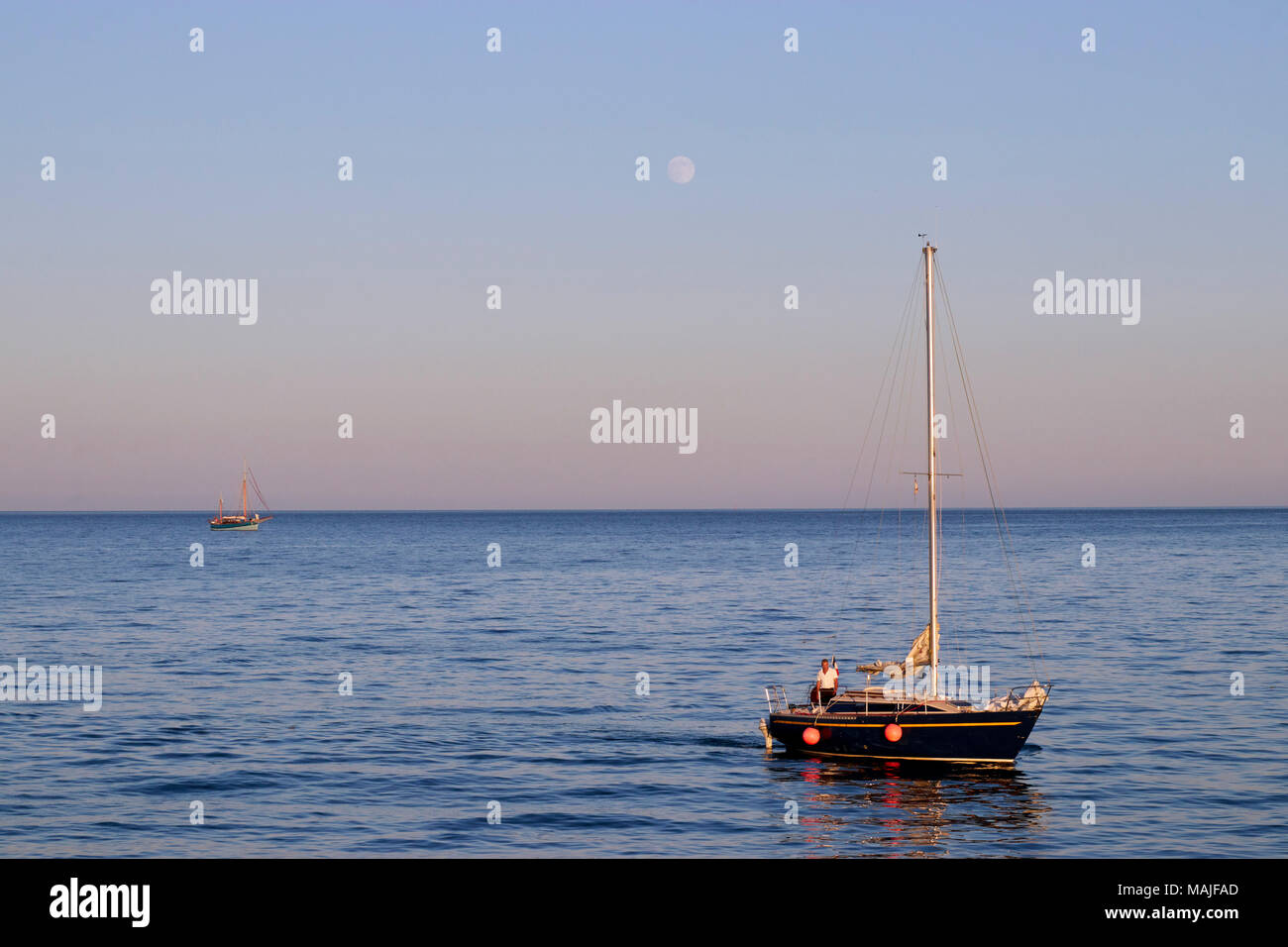 Sailing yacht motoring sul mare liscio/oceano Foto Stock