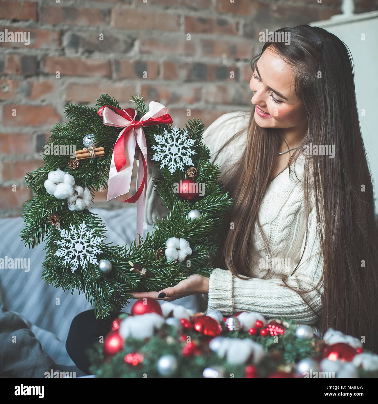 Donna felice con decorazioni di Natale a casa, persone reali ritratto Foto Stock
