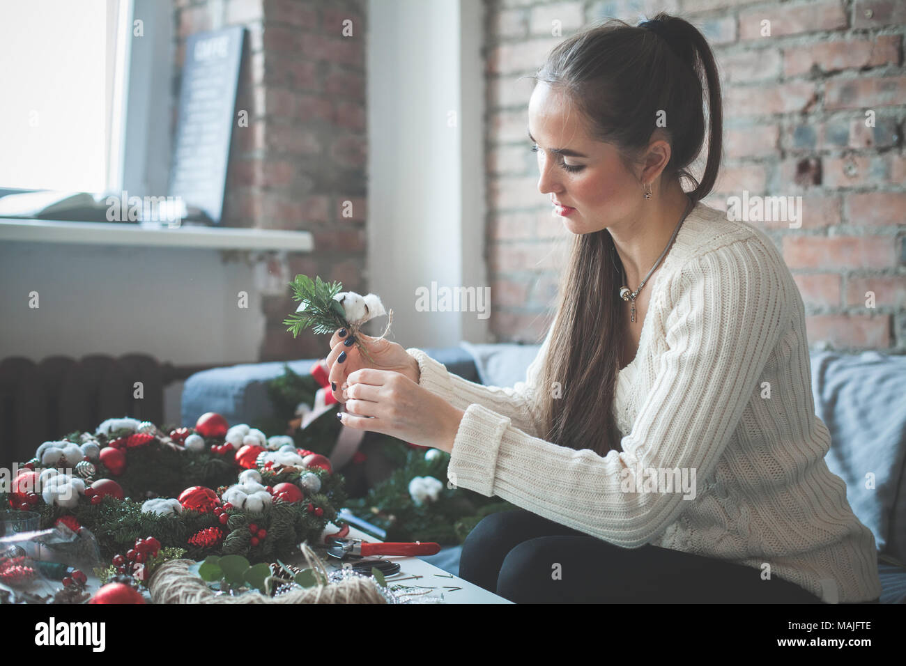 Fiorista o un arredatore donna fare le decorazioni di Natale Foto Stock
