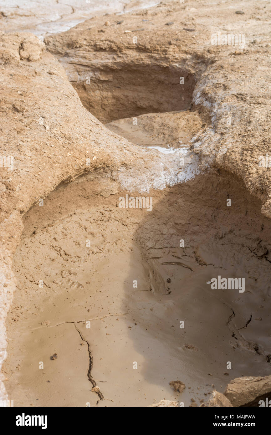 Foro sul terreno desertico con pattern di fango Foto Stock