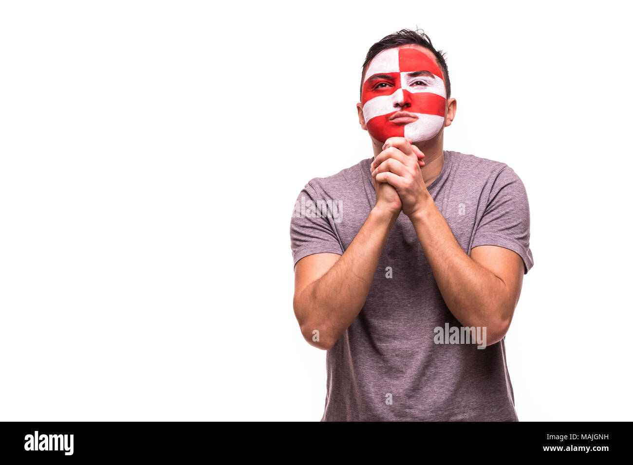 Supporto della ventola della Croazia la squadra nazionale di pregare con faccia dipinta isolato su bianco Foto Stock