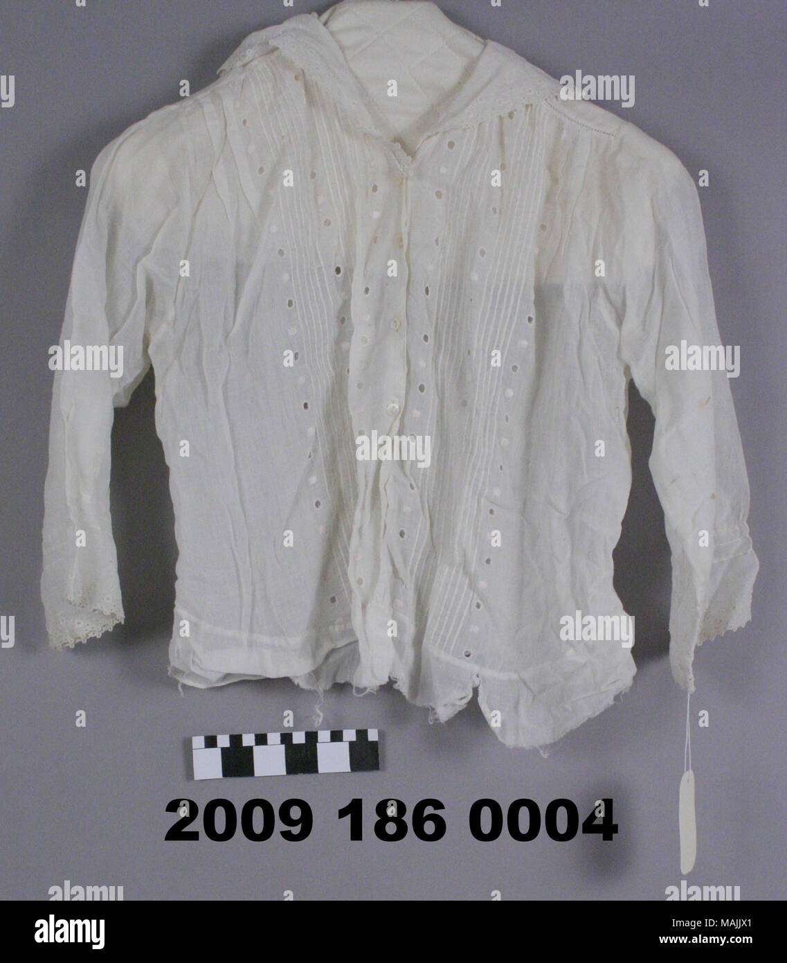 Cotone bianco camicetta batista; ricamato collare quadrato Titolo: cotone bianco Batista camicetta . circa 1900. Foto Stock