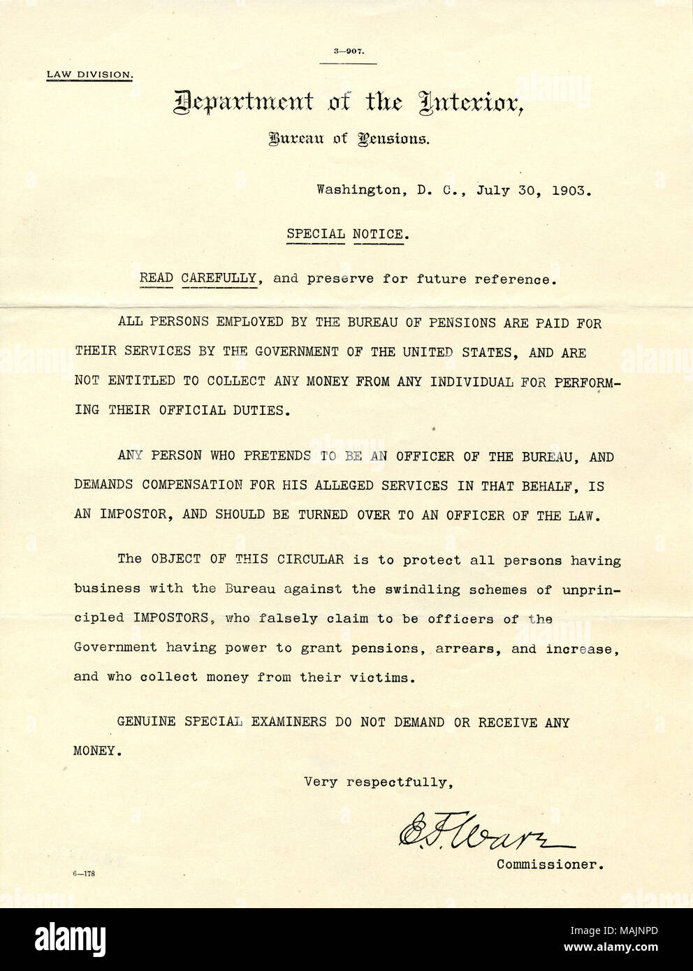 Afferma che tutti i dipendenti dell'Ufficio di presidenza delle pensioni sono pagate dal governo degli Stati Uniti e non hanno il diritto di raccogliere il denaro da individui durante lo svolgimento delle loro funzioni. Titolo: avviso circolare del ministero degli Interni, Ufficio di presidenza di pensioni, Washington D.C., luglio 30, 1903 . Il 30 luglio 1903. Fluare, E. Foto Stock