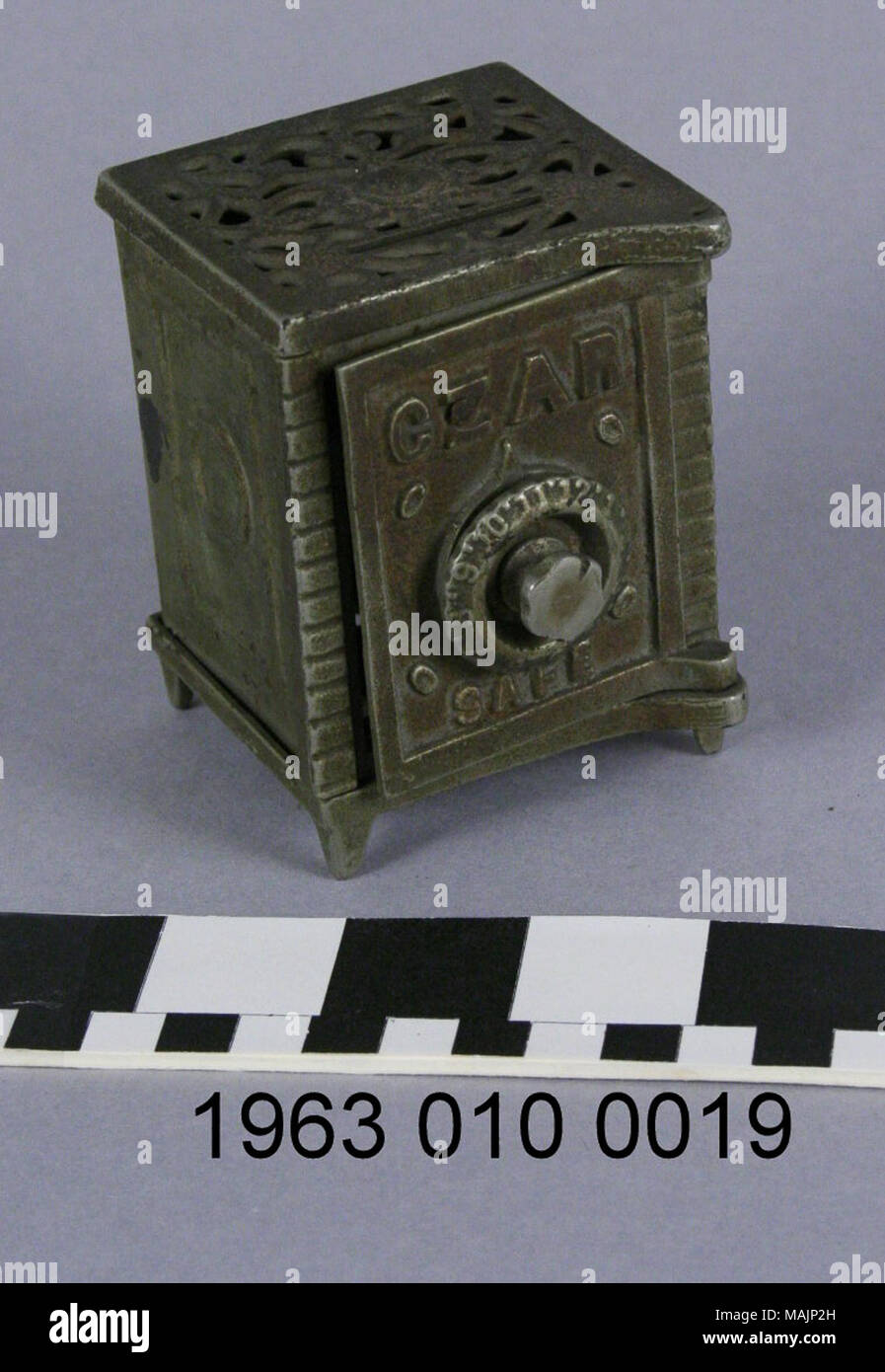 Ghisa banca nella forma di una cassetta di sicurezza. "Banca dello zar' al di sopra e al di sotto di combinazione la manopola sullo sportello. Coin slot sulla parte superiore. Titolo: zar della moneta sicura Banca . circa 1902. Arcade Manufacturing Company Foto Stock