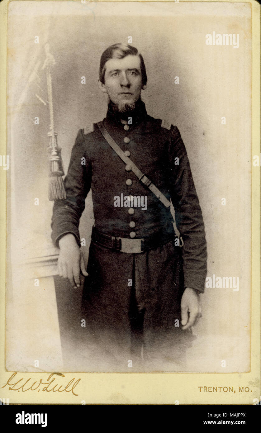 Ritratto a figura intera di primo tenente Edwin Darrow in uniforme e di stare con il suo braccio sinistro appoggiato su un studio prop. "G.W. Tull' e 'TRENTON, MO." (stampato immagine sotto). Titolo: Edwin Darrow, primo tenente, 39th Missouri Fanteria (unione). . 1864. G.W. Tull, Trenton, Missouri Foto Stock