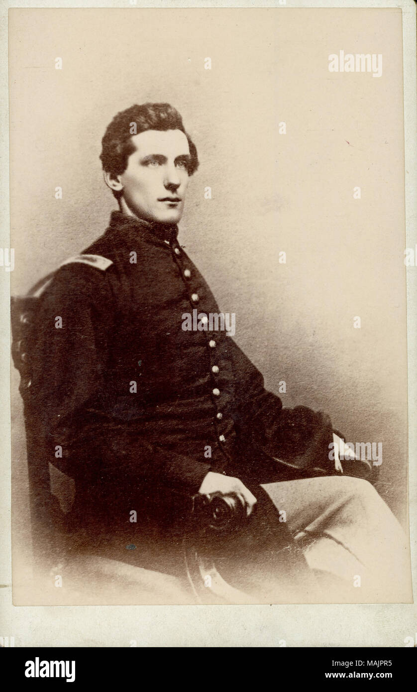 Ritratto a figura intera di Everett W. Pattison in uniforme, e seduto in una sedia girata verso destra. Titolo: Everett W. Pattison, capitano, 2a Massachusetts Fanteria (unione). . Tra il 1861 e il 1865. Foto Stock