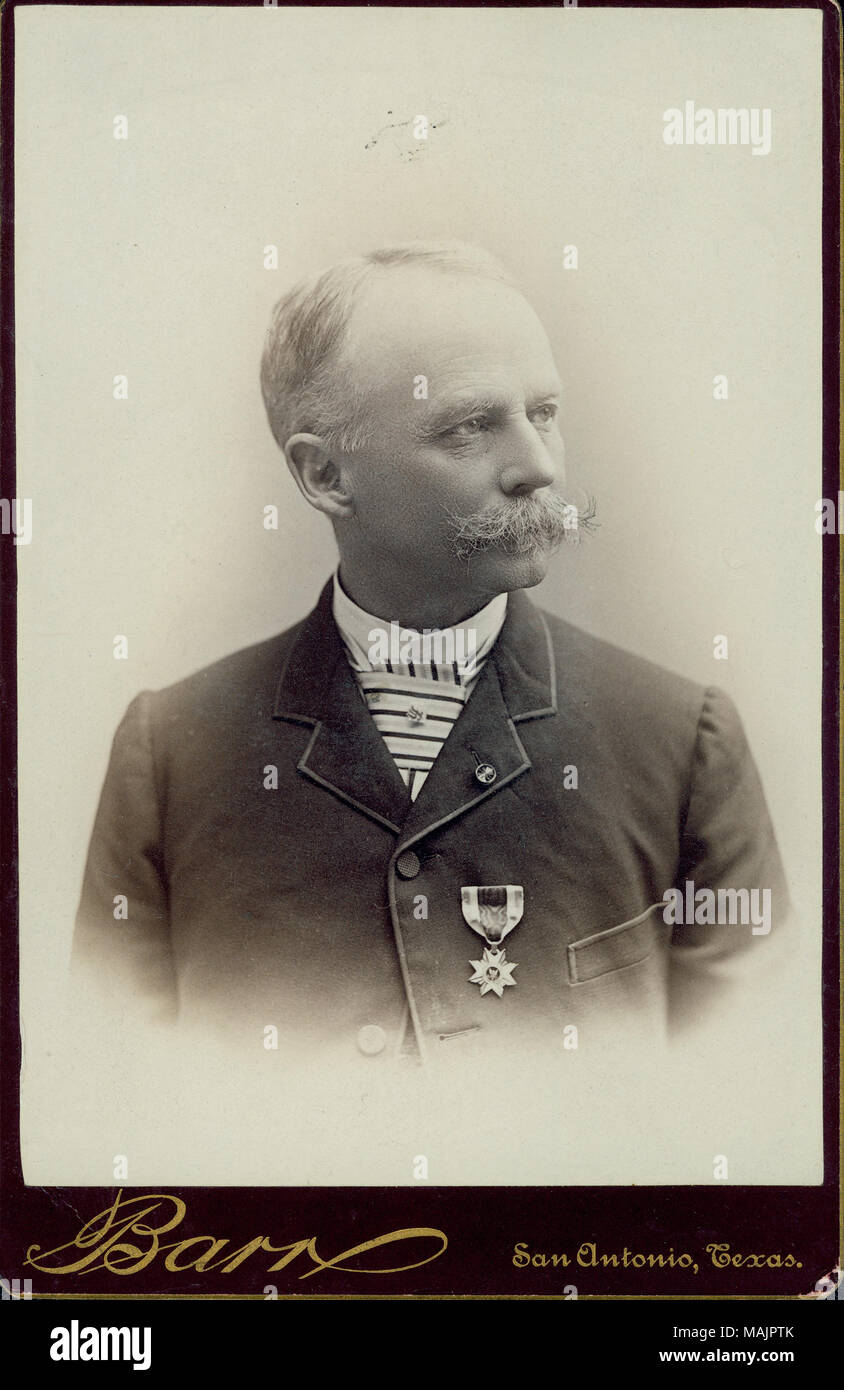 Busto ritratto di Hiram L. Kelley, indossando una cravatta a strisce e una tuta con una medaglia appuntata alla giacca, e con la sua testa rivolta a destra. "Barr' e 'San Antonio, Texas." (stampato immagine sotto). Titolo: Hiram L. Kelley, primo tenente, 2° Artiglieria Missouri (unione). . Giugno 1888. D.P. Barr, San Antonio Foto Stock