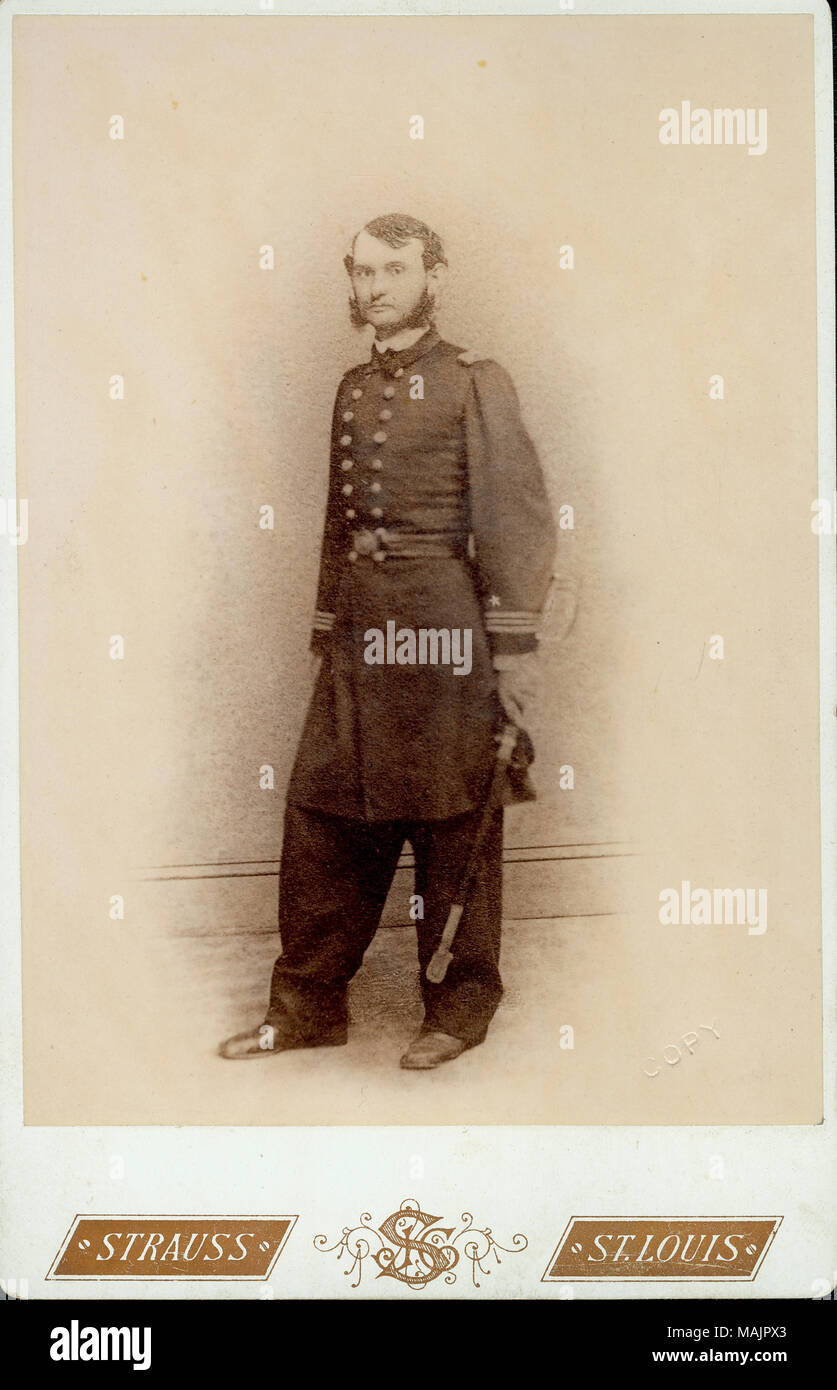 Ritratto a figura intera del Tenente Giovanni C. Parker in uniforme con la spada nella destra. Egli è in piedi e girate a sinistra. 'STRAUSS' e 'ST. LOUIS' (stampato immagine sotto). "Atto Vol Lieut USA Navy USS Essex' e 'caduto a Memphis Tenn Luglio, 1864' (scritta sul lato inverso). Titolo: John C. Parker, volontario attivo tenente, U.S. Navy. . Tra il 1861 e il 1865. Strauss, San Luigi Foto Stock