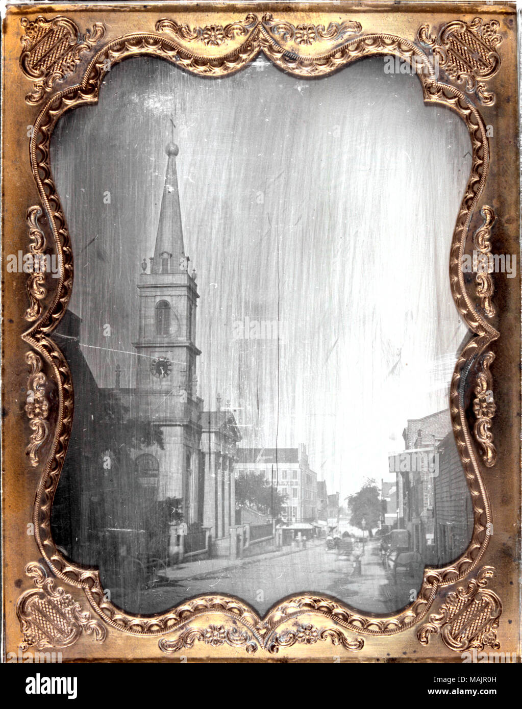 Walnut Street guardando ad est dalla terza strada verso la vecchia cattedrale. A pochi cavalli con i passeggini e persone sono sulla strada. Un lampione sorge sulla strada, nonché un paio di edifici commerciali. Terminata nel 1834, la Basilica di San Luigi, re di Francia (la vecchia cattedrale fu progettata da Morton & Laveille. A un costo di $63.000 per costruzione, era la più costosa struttura in San Luigi nel momento in cui esso è andato verso l'alto. Titolo: vecchia cattedrale. Walnut Street guardando ad est dalla terza strada. . Circa 1848. Thomas M. Orientale Foto Stock