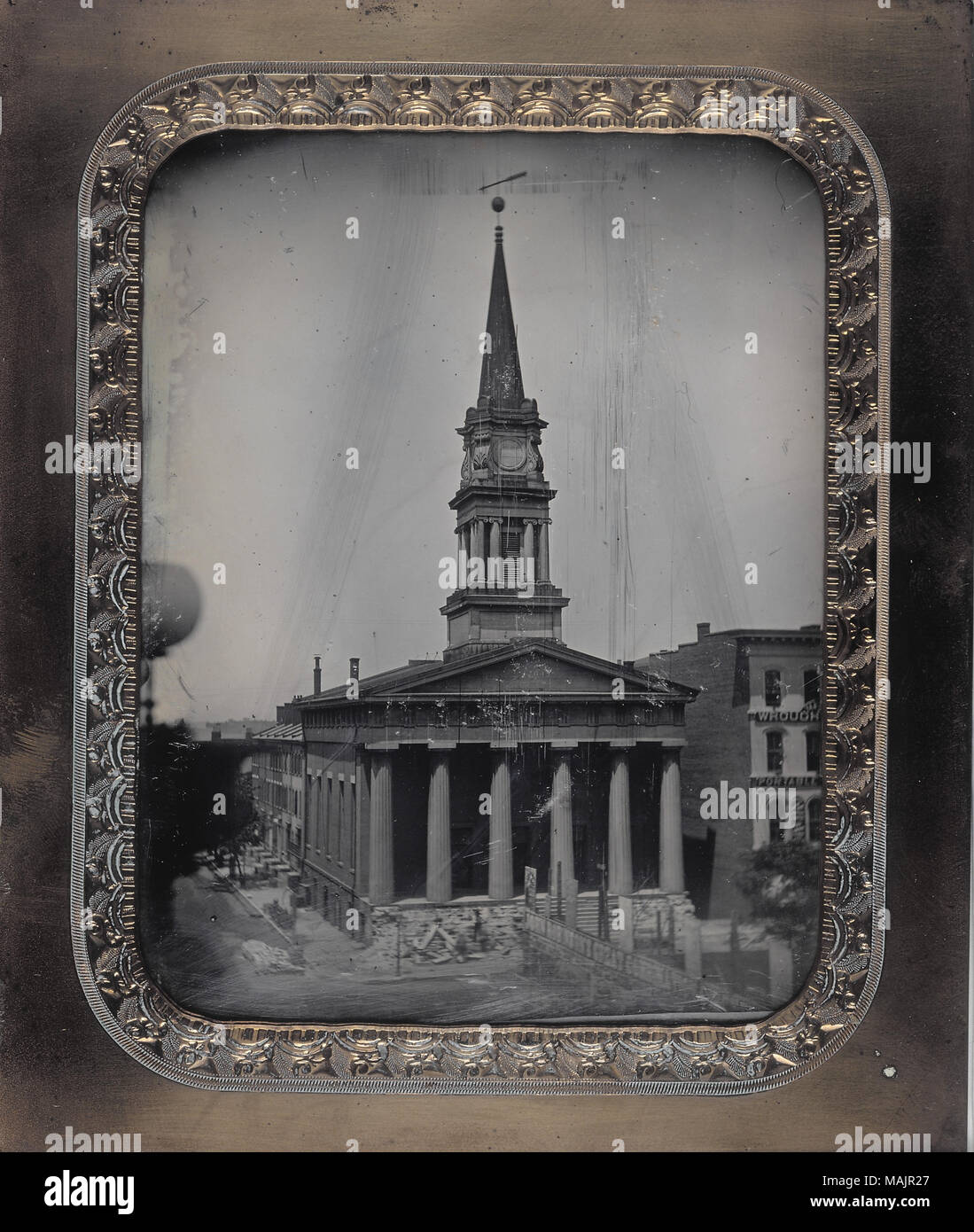 La seconda chiesa presbiteriana sull'angolo nord-ovest della quinta di legno di noce e strade. Un segno con la pubblicità si erge di fronte alla chiesa e alcuni edifici stand accanto ad essa, compreso uno di tipo commerciale accanto. Alcuni materiali di costruzione sedersi sul marciapiede e la strada accanto alla chiesa. La chiesa ha un weathervane in la forma di una freccia. Titolo: Seconda Chiesa Presbiteriana, angolo nordoccidentale del quinto e strade di noce. . 1868. Thomas M. Orientale Foto Stock